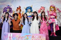 「映画プリキュアオールスターズF（エフ）」公開記念舞台挨拶の様子。前列左から古賀葵、村瀬歩、関根明良、加隈亜衣、七瀬彩夏。後列左からキュアマジェスティ、キュアウィング、キュアスカイ、キュアプリズム、キュアバタフライ。