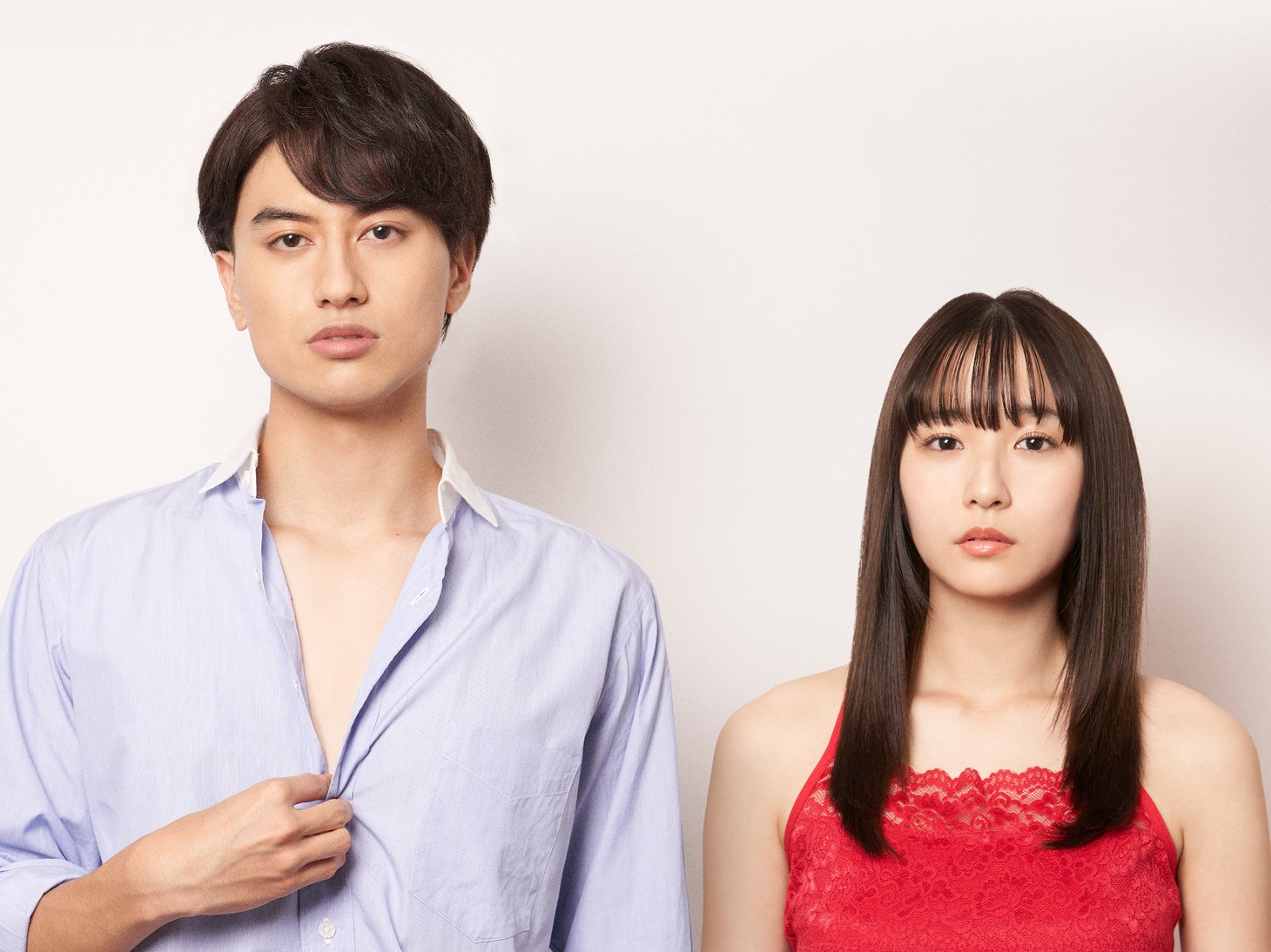 左から高城直哉役の小島健、福永朱音役の浅川梨奈。