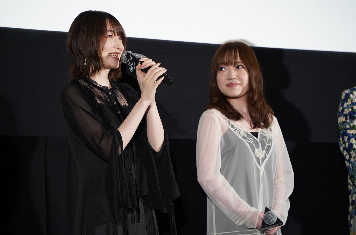 佐上睦実役の上田麗奈（左）と、五実役の久野美咲（右）。