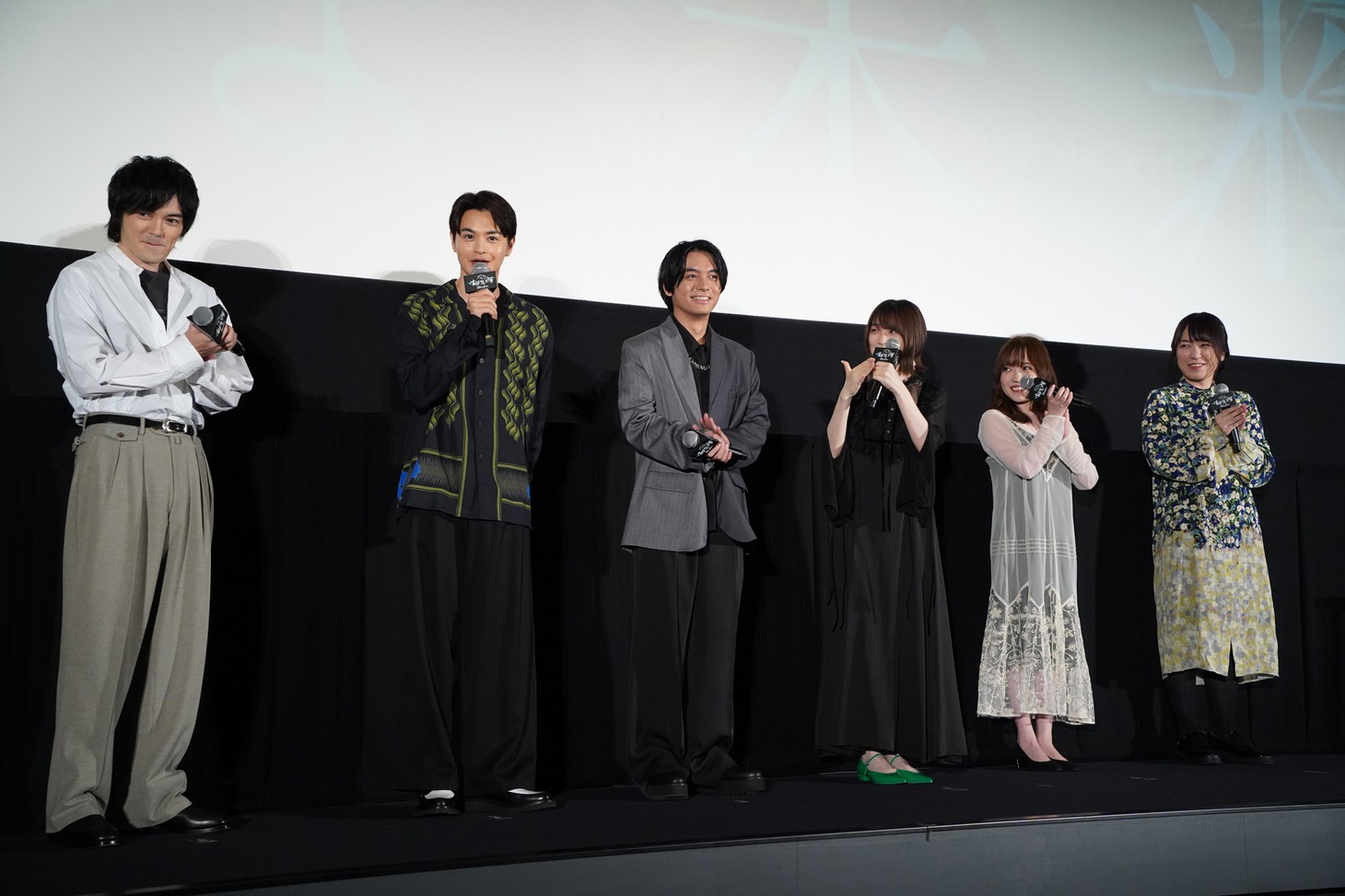 会場から拍手を贈られた瀬戸康史（左から2番目）。