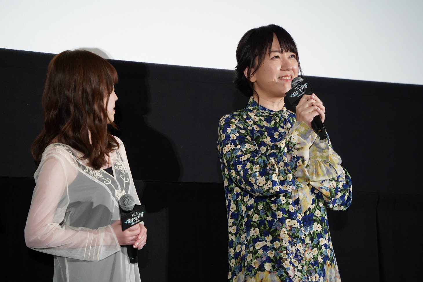 五実役の久野美咲（左）と、監督の岡田麿里。