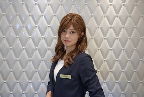 岡本・J・真弓役の小林涼子。