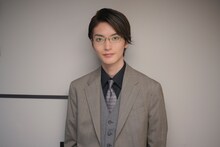 月瀬遥役の山本涼介。