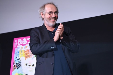 梶芽衣子を拍手で迎えるアルノー・デプレシャン。