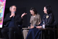 左からアルノー・デプレシャン、梶芽衣子。