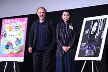 第45回ぴあフィルムフェスティバル2023のトークイベントにて、左からアルノー・デプレシャン、梶芽衣子。