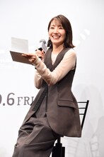 プロポーズの返事を代読する波瑠。