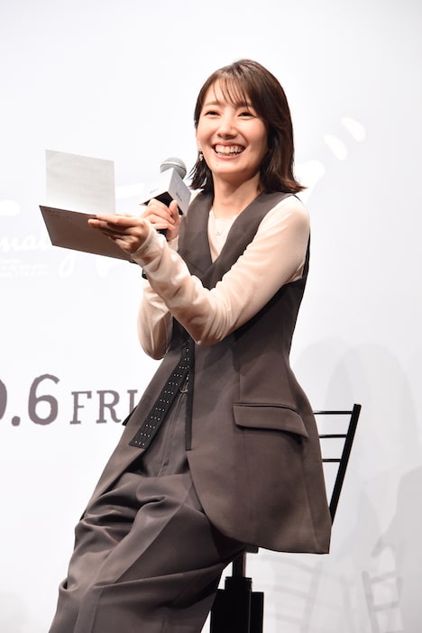 プロポーズの返事を代読する波瑠。