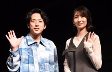 左から二宮和也、波瑠。