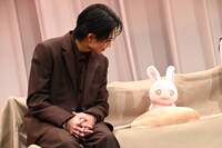 左から綱啓永、さくら。