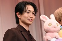 左から綱啓永、さくら。