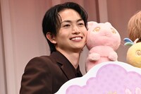 左から綱啓永、さくら。