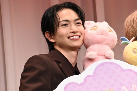 左から綱啓永、さくら。