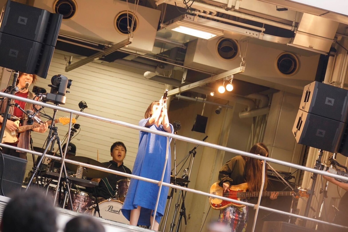 「キリエのうた」大阪ゲリラライブの様子（Photo by sotobayashi kenta）。