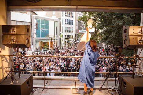 「キリエのうた」大阪ゲリラライブの様子（Photo by sotobayashi kenta）。