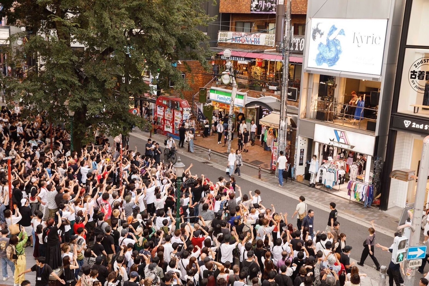 「キリエのうた」大阪ゲリラライブの様子（Photo by sotobayashi kenta）。