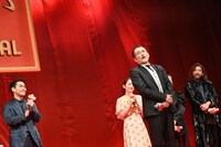 マイクを通さず大声で話す吉田鋼太郎（手前）。