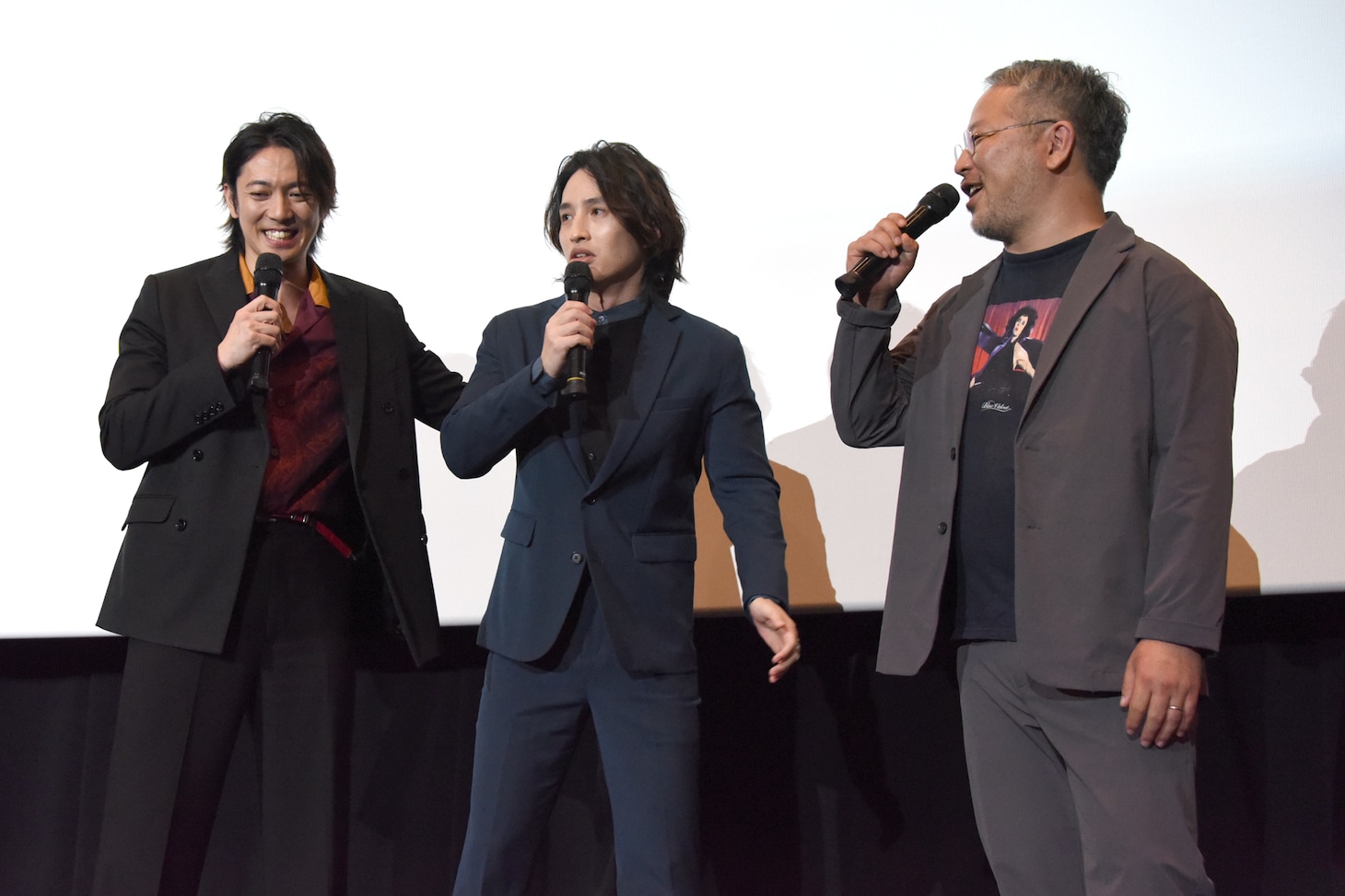 「俺たち、親族来てるんだから！」と、ボケ続ける浜中文一（中央）をたしなめる辰巳雄大（左）、2人を見守る菊地健雄（右）。