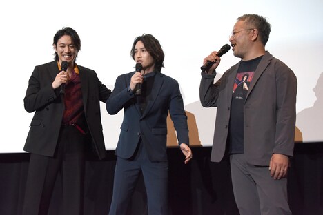 「俺たち、親族来てるんだから!」と、ボケ続ける浜中文一(中央)をたしなめる辰巳雄大(左)、2人を見守る菊地健雄(右)。