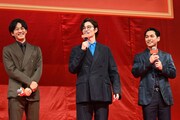 岡田将生（中央）に寸劇を仕掛けてうれしそうな松坂桃李（左）と柳楽優弥（右）。