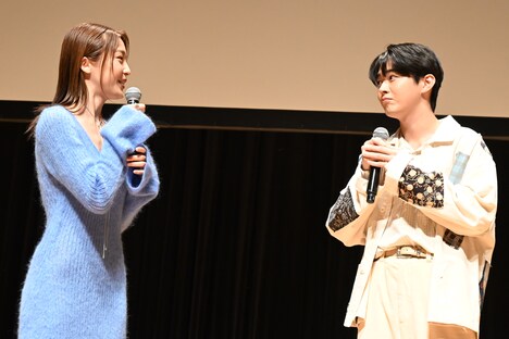 撮影の思い出話をする芋生悠（左）と倉悠貴（右）。