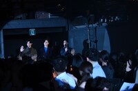 会場後方から現れたキャストたち。