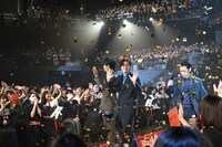 会場後方から現れたキャストたち。