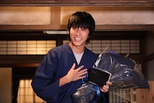 フォトアルバムを手に涙する杉野遥亮。