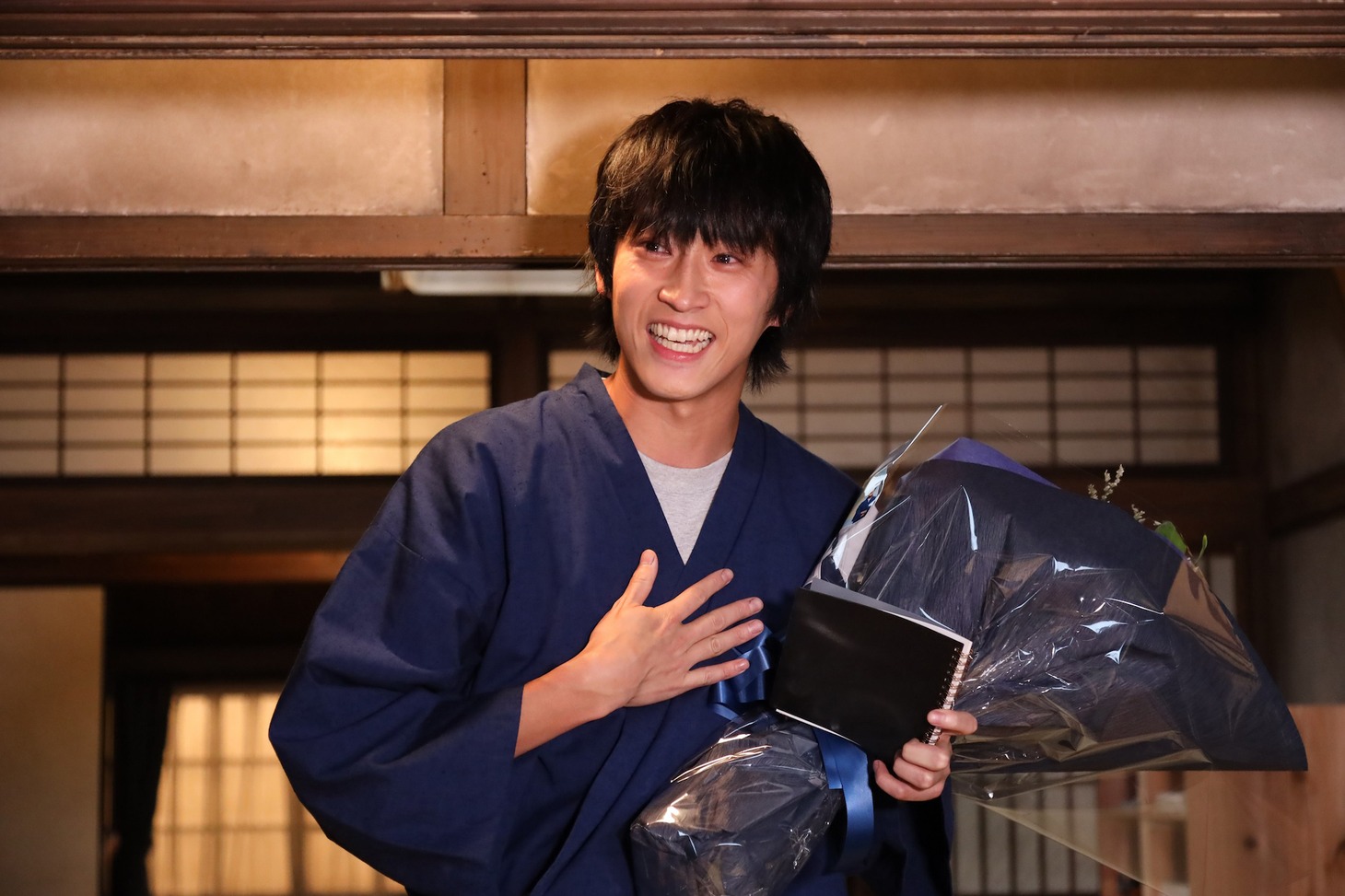 フォトアルバムを手に涙する杉野遥亮。