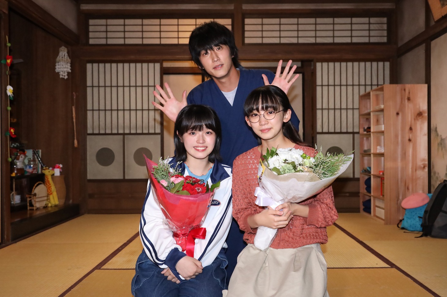 クランクアップを迎えた豊嶋花（下段左）、近藤華（下段右）。