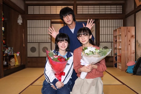 クランクアップを迎えた豊嶋花（下段左）、近藤華（下段右）。