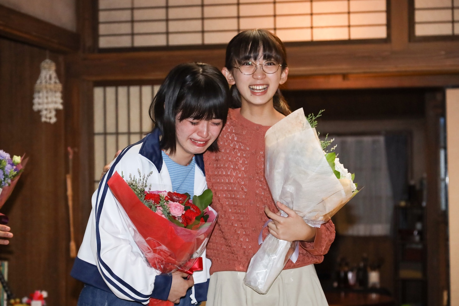 左から豊嶋花、近藤華。