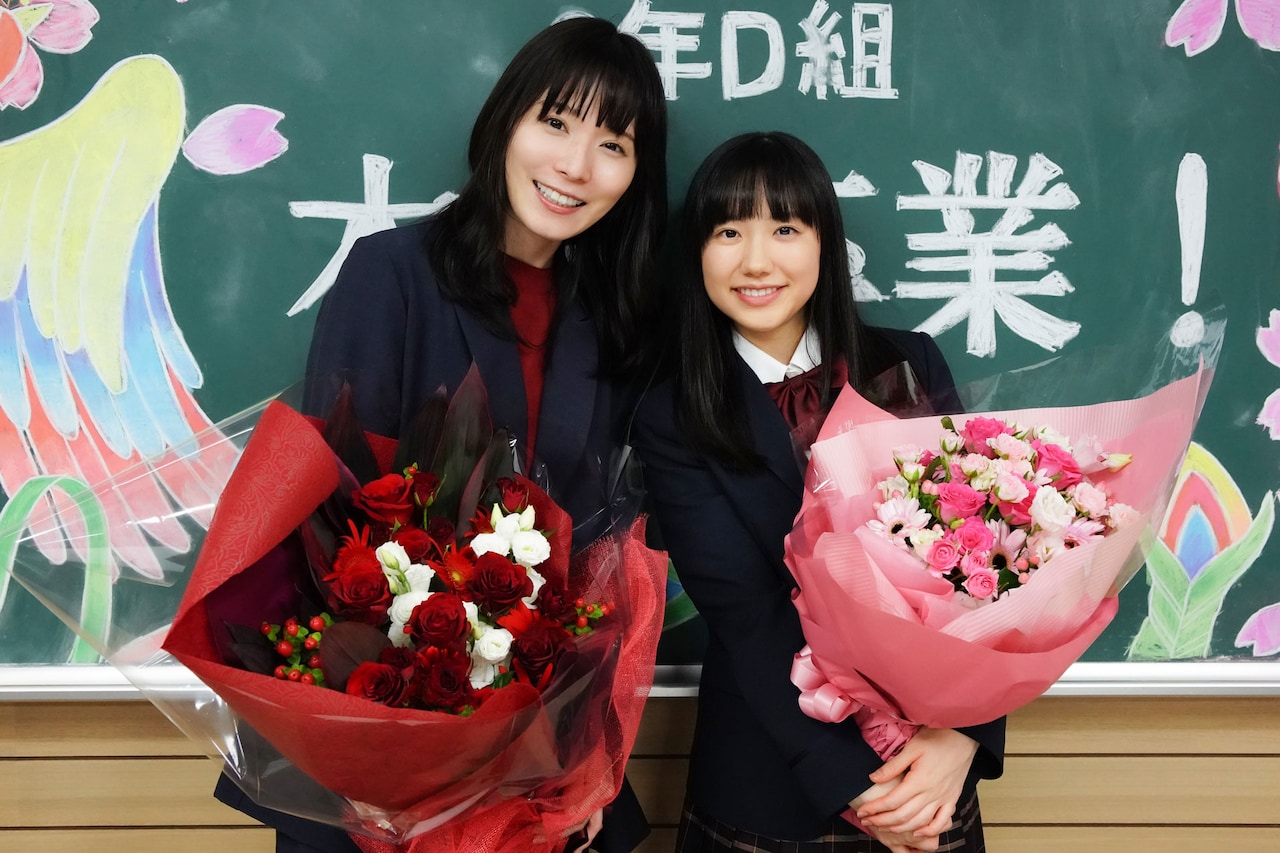左から松岡茉優、芦田愛菜。