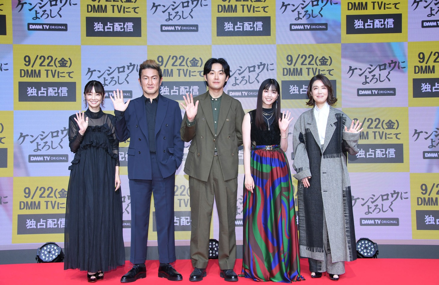 「ケンシロウによろしく」完成披露試写会にて、左から倉科カナ、中村獅童、松田龍平、西野七瀬、筒井真理子。