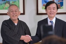 鈴木敏夫プロデューサー（左）と、日本テレビ代表取締役会長執行役員の杉山美邦氏（右）。