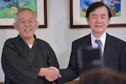 鈴木敏夫プロデューサー(左)と、日本テレビ代表取締役会長執行役員の杉山美邦氏(右)。