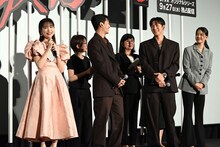 緊張のあまり、チ・チャンウク（中央右）と逆方向を向きながら話し続ける島崎遥香（左）。