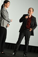 マフィア風のスーツで登壇した斎藤司（右）と、褒めるイム・セミ（左）。