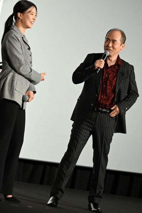 マフィア風のスーツで登壇した斎藤司(右)と、褒めるイム・セミ(左)。