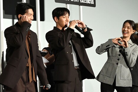 「ハート」のお題でポーズを決めるキャストたち。