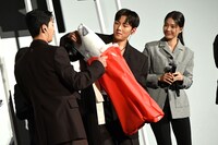 ゲームの景品を回収される前に開封するチ・チャンウク（中央）。