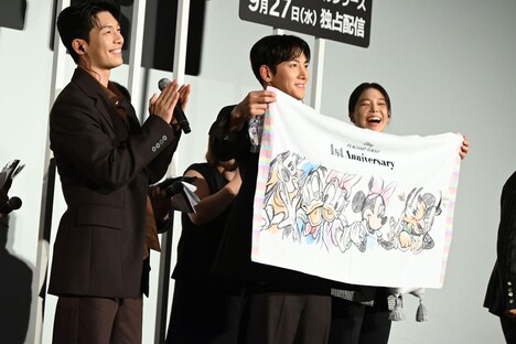 ゲームの景品を見せるチ・チャンウク(中央)。