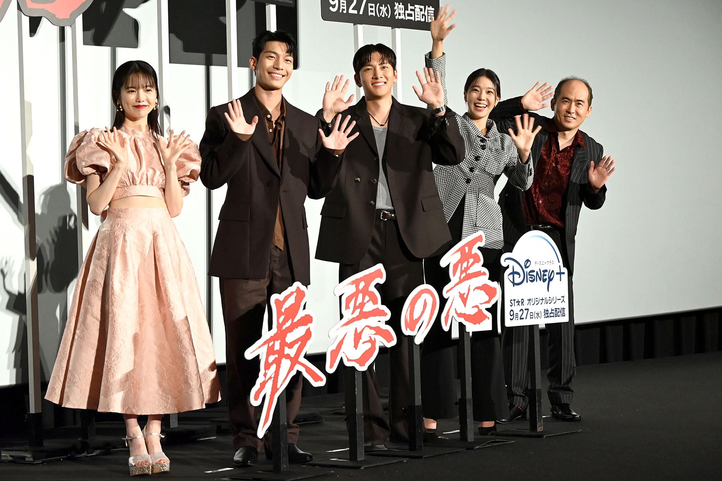 「最悪の悪」キャスト来日記念イベントにて、左から島崎遥香、ウィ・ハジュン、チ・チャンウク、イム・セミ、斎藤司。