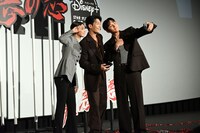 記念撮影するキャストたち。