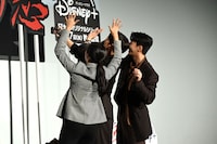 記念撮影するキャストたち。