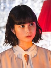 綾乃役の大久保桜子。