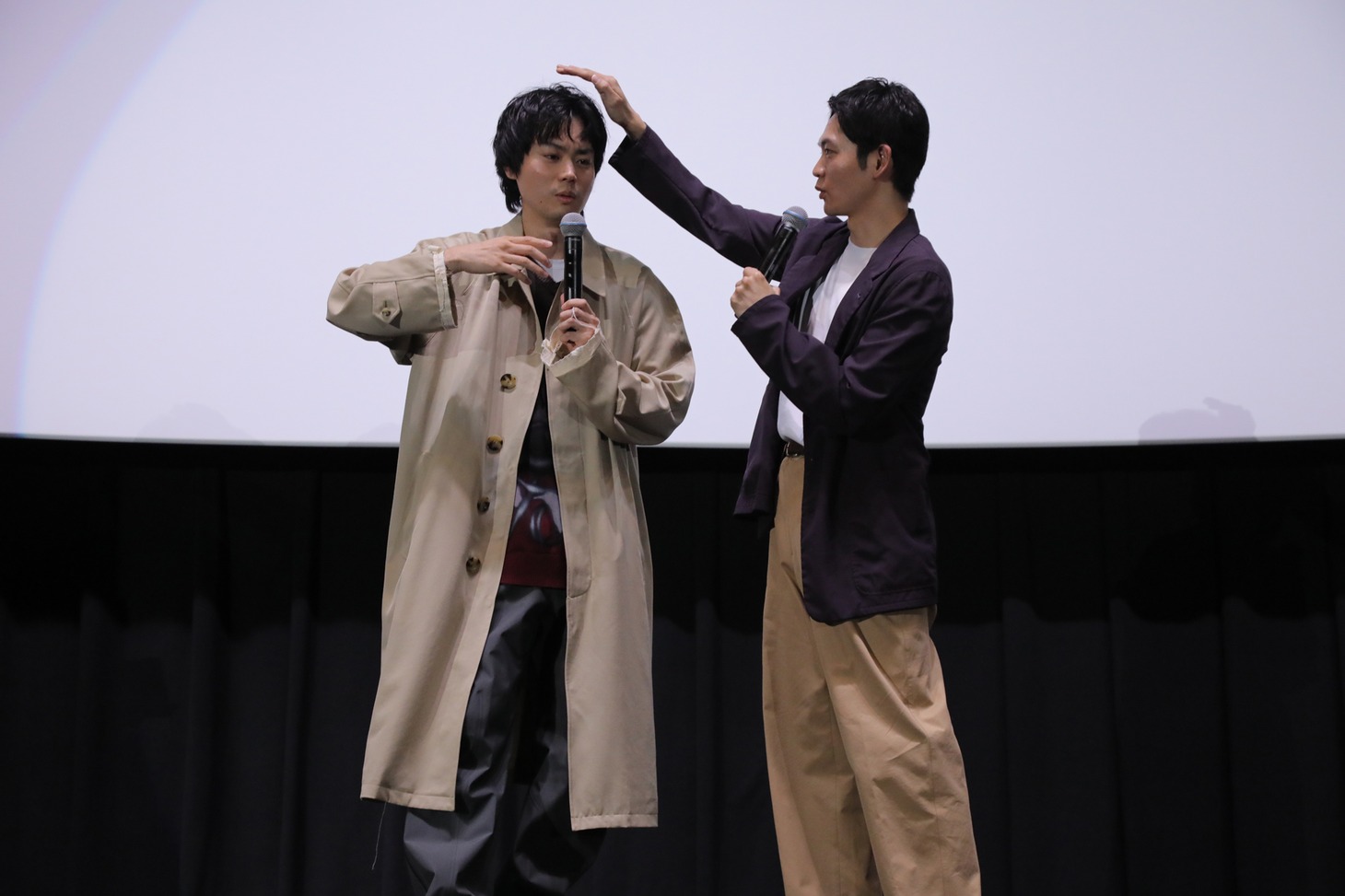 左から菅田将暉、松下洸平。