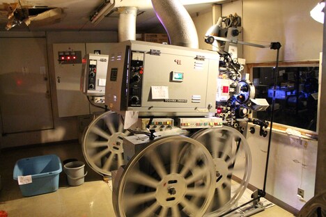 ロイヤル劇場で使用されている映写機。