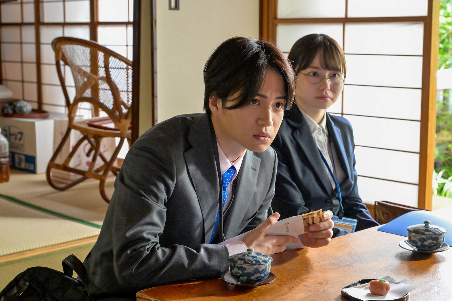 左から菊池風磨演じる饗庭蒼一郎、山田杏奈演じる百目鬼華子。