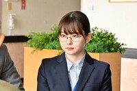 山田杏奈演じる百目鬼華子。
